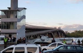 "Захват" моста Метро: захватчик обстрелял полицию и сбил дрон (фото)
