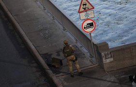 "Захват" моста Метро: захватчик обстрелял полицию и сбил дрон (фото)