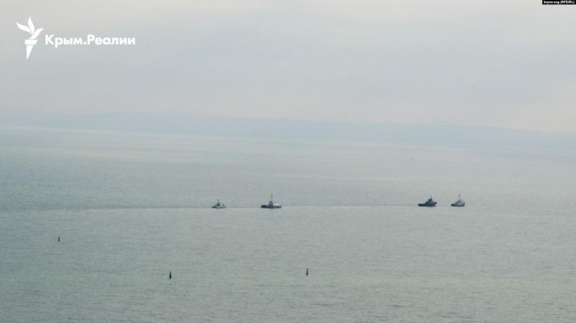 Захваченные украинские корабли вывели из Керчи