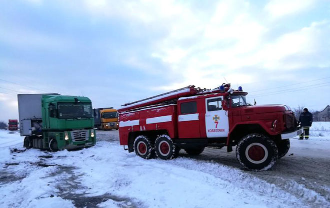На Полтавщине спасатели освободили из снежного плена 12 автомобилей