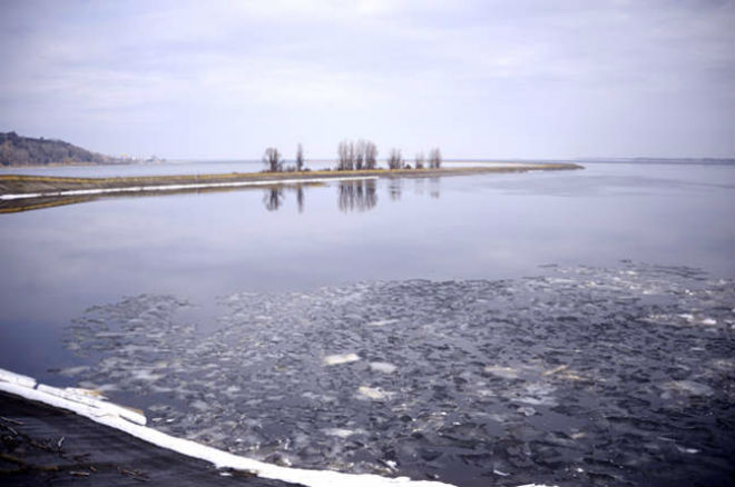 Украинцев призывают не выходить на тонкий лед на водоемах