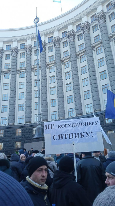 Около шести тысяч аграриев требуют отставки Сытника, обвиняя его в давлении на украинский бизнес 
