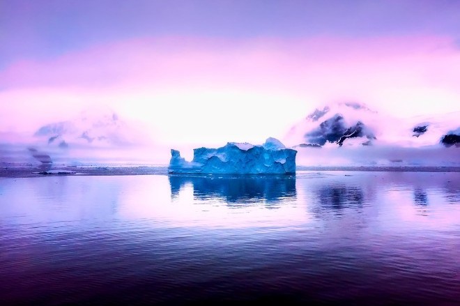Из Антарктиды в Атлантику движется крупнейший в мире айсберг  