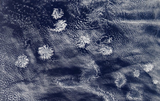 Спутник НАСА зафиксировал у берегов Австралии облака необычной формы