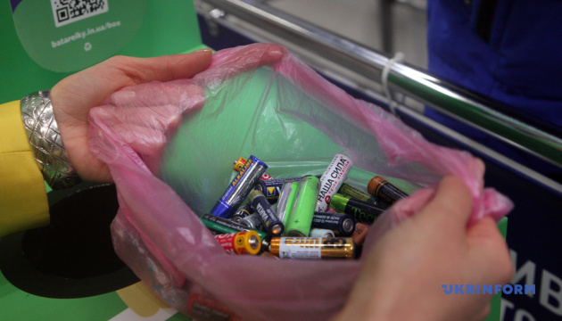 Украина отправила на переработку первую партию батареек