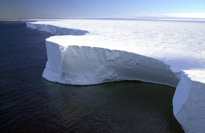 Крупнейший айсберг планеты распадается на фрагменты