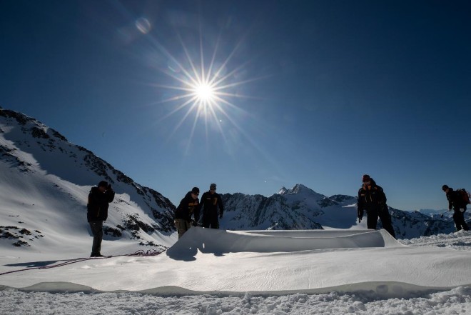 Австрийский ледник Штубай защищают от таяния, укрывая «одеялами»