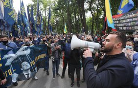 Акция "Стоп реванш": митингующие направились к офису Зеленского