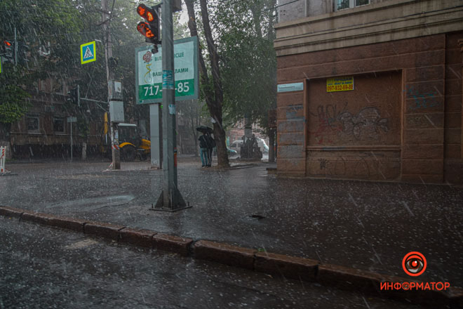 Сильный дождь с градом вызвал подтопления в Днепре