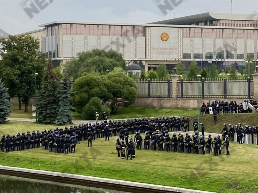 Протесты в Минске: протестующие приблизились к резиденции Лукашенко (фото, видео)