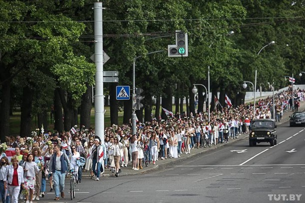 В Минске тысячи женщин вышли на акцию протеста против насилия (фото)