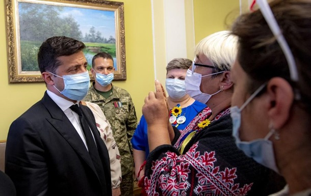 "Всех вернем - кто живой и неживой": Зеленский встретился с членами семей погибших защитников Украины