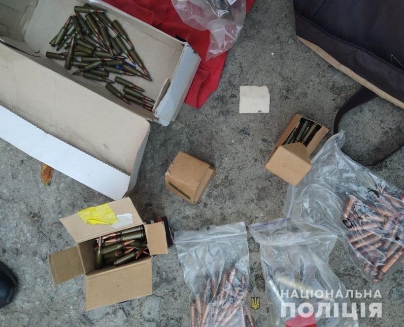 На Житомирщине мужчина хранил в доме арсенал боеприпасов (фото)