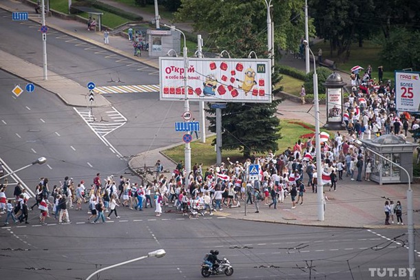 В Минске тысячи женщин вышли на акцию протеста против насилия (фото)