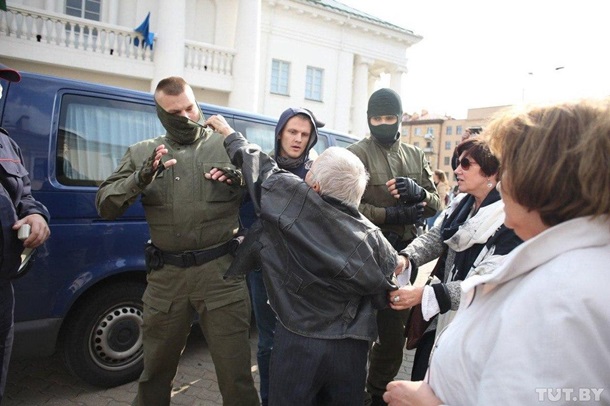 "Бьют без разбору": в Минске силовики избили участниц женского марша (фото, видео)