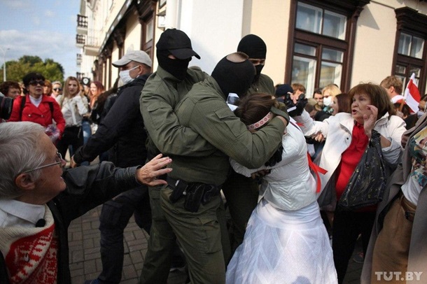 "Бьют без разбору": в Минске силовики избили участниц женского марша (фото, видео)