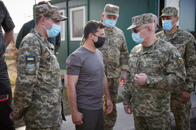 Владимир Зеленский посетил базовый лагерь разведки на Донбассе (фото)