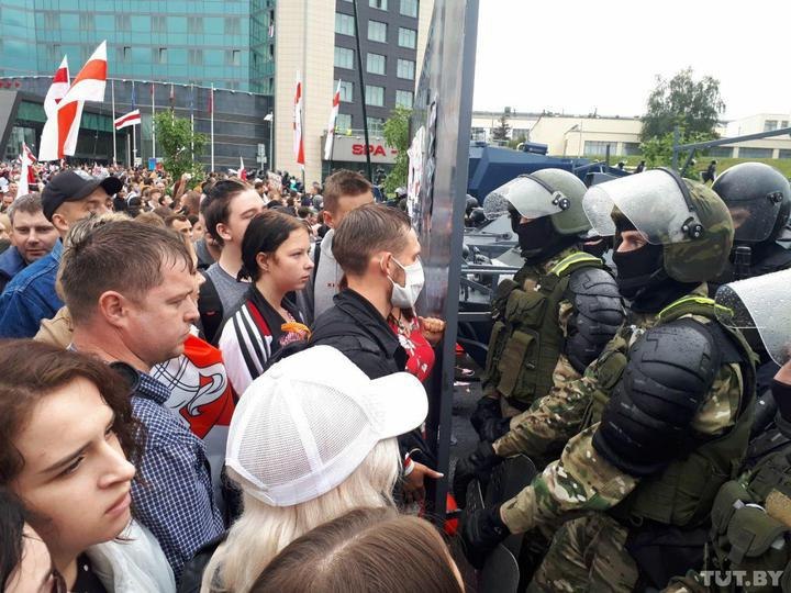 Протесты в Беларуси: тысячи протестующих добрались до резиденции Лукашенко (фото, видео) 