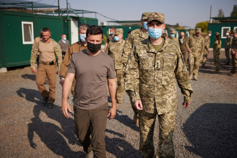Владимир Зеленский посетил базовый лагерь разведки на Донбассе (фото)