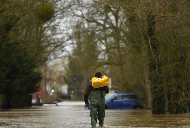 Из-за проливных дождей в Великобритании объявлены предупреждения о наводнениях
