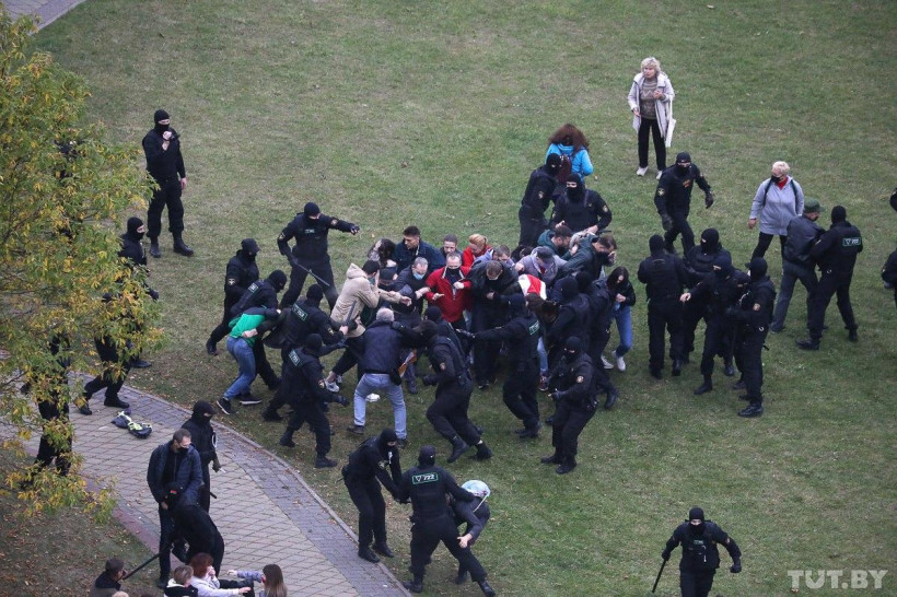 "Избивают дубинками и ногами": в Минске начались жесткие задержания (фото, видео)