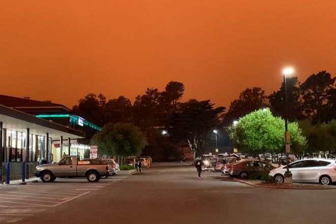 Ветры Санта-Ана несут угрозу новых лесных пожаров по всей Калифорнии