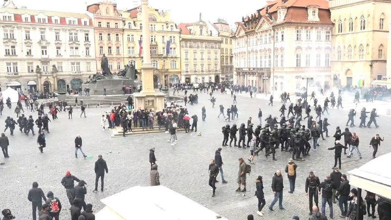 В Праге ультрасы устроили массовые беспорядки (фото, видео)