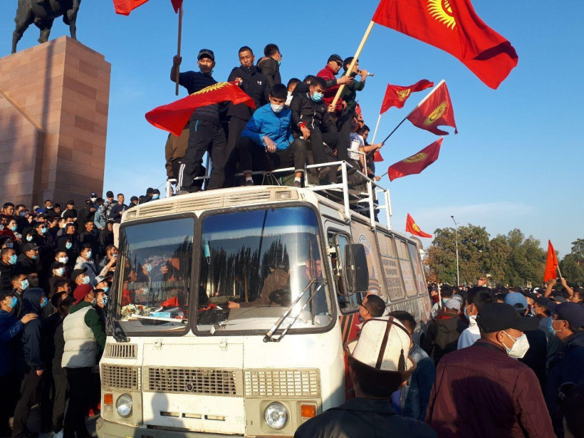 Киргизию охватили уличные протесты после парламентских выборов (фото, видео)