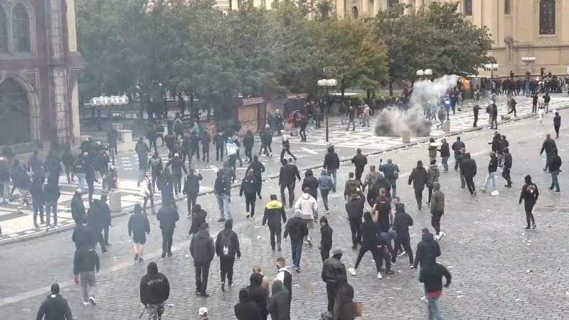 В Праге ультрасы устроили массовые беспорядки (фото, видео)
