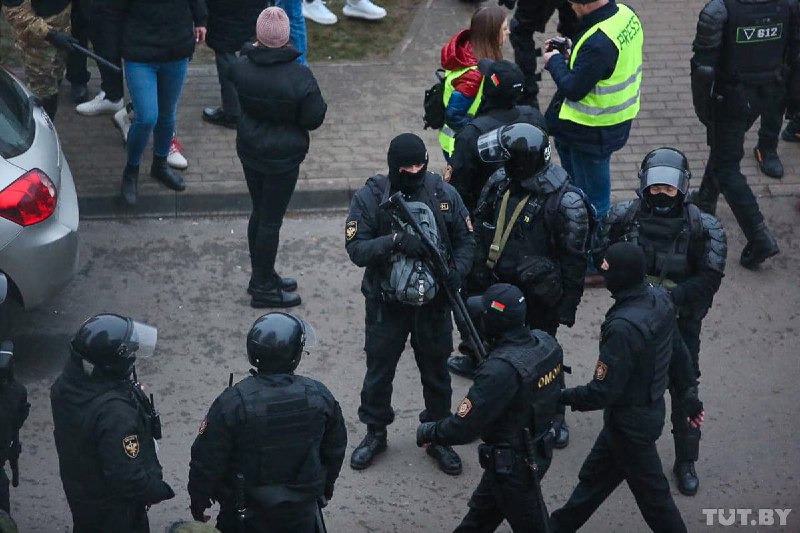 Взрывы и стрельба: в Минске силовики жестко разгоняют протестующих (фото, видео)