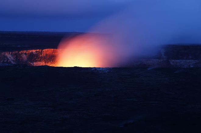 В результате извержения гавайского вулкана Килауэа возникло лавовое озеро