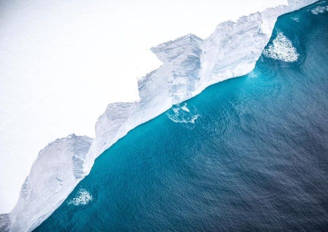 Разведывательный полет показал, что крупнейший айсберг в мире весь покрыт трещинами