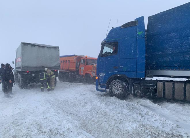 В Волынской области в снежный занос попал рейсовый автобус пассажирами