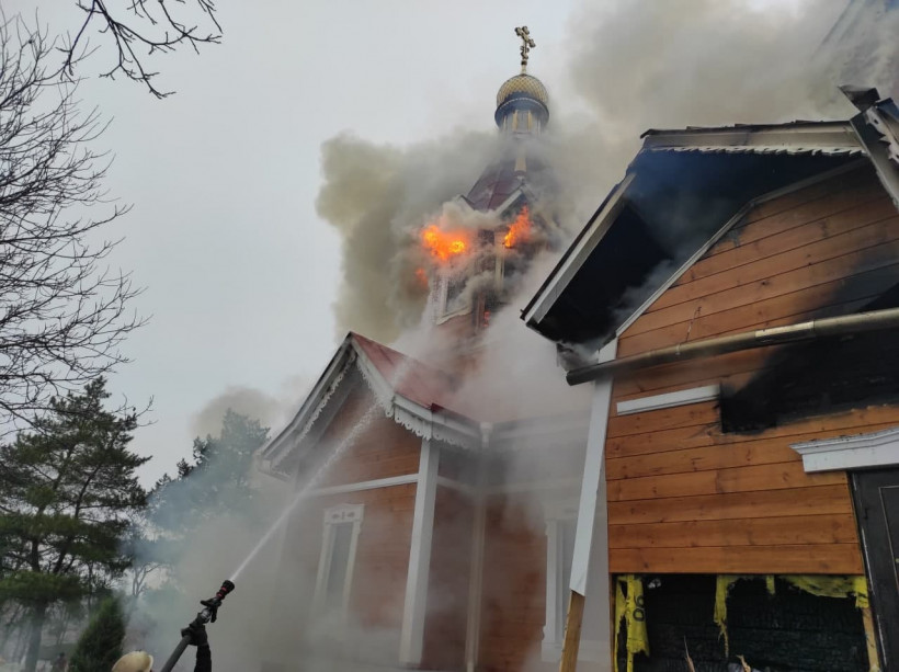 В Украине сгорели кинотеатр и церковь (фото)