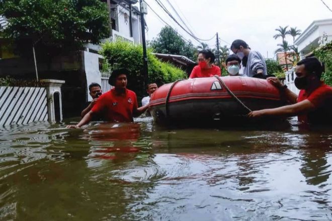 Индонезию захлестнули наводнения, в Джакарте эвакуированы 1,3 тыс. человек