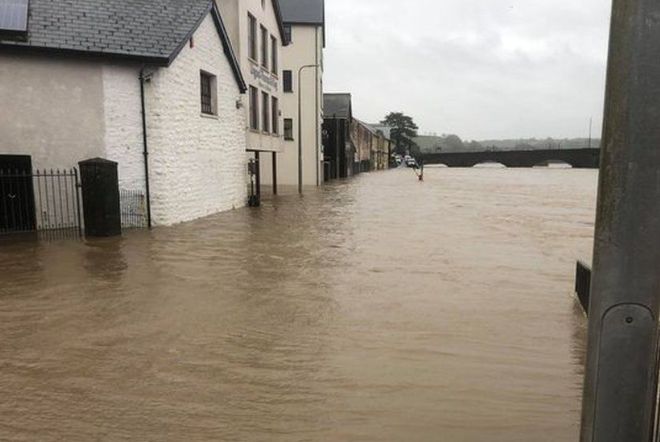В Уэльсе за сутки выпало больше месячной нормы осадков, из-за наводнения проводится эвакуация 