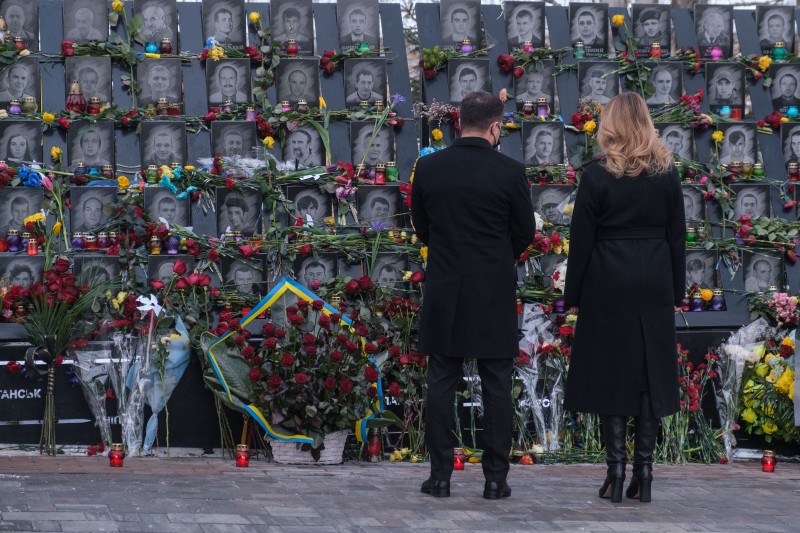 Владимир Зеленский с супругой почтили память Героев Небесной Сотни (фото, видео)