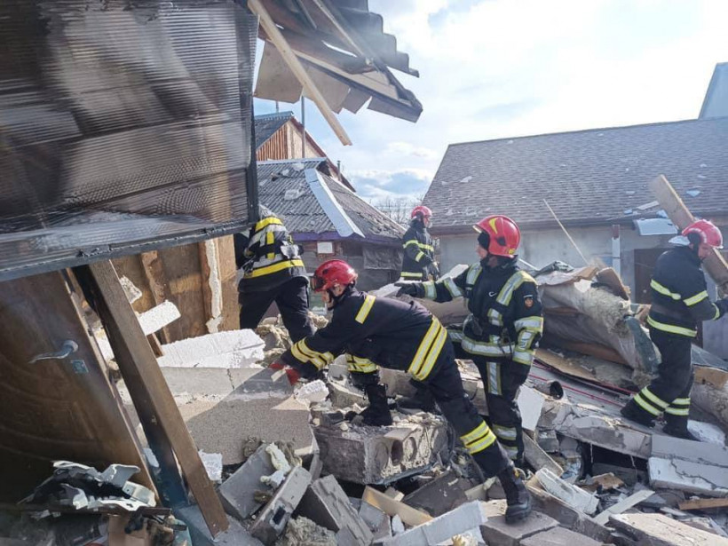 Под завалами могут быть люди: в Киеве взрыв разрушил дом (фото) 