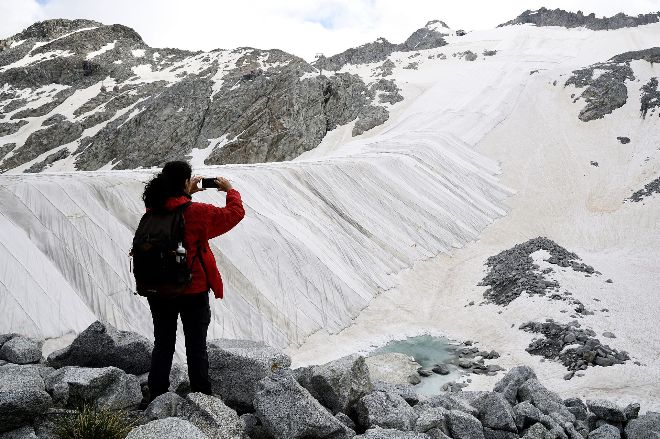 На севере Италии проводится масштабная операция по спасению ледника