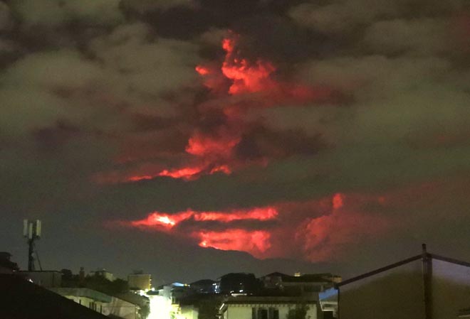 На Сицилии выбросил лаву и густые облака пепла вулкан Этна