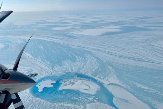 Под ледяным покровом Гренландии ученые нашли «водяные пузыри» 