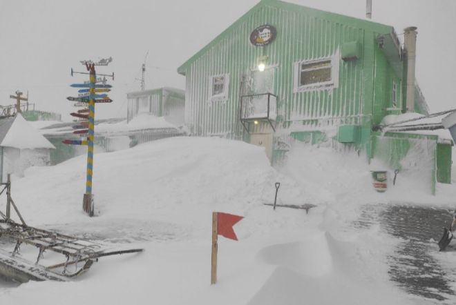 В Антарктиду пришла зима с ветрами 33 м/с и сильными метелями