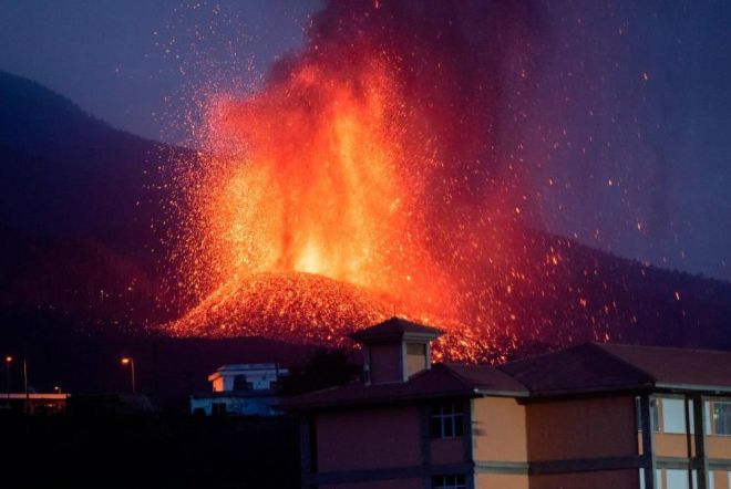Новый поток лавы вулкана Кумбре-Вьеха на Канарах может вызвать больше разрушений