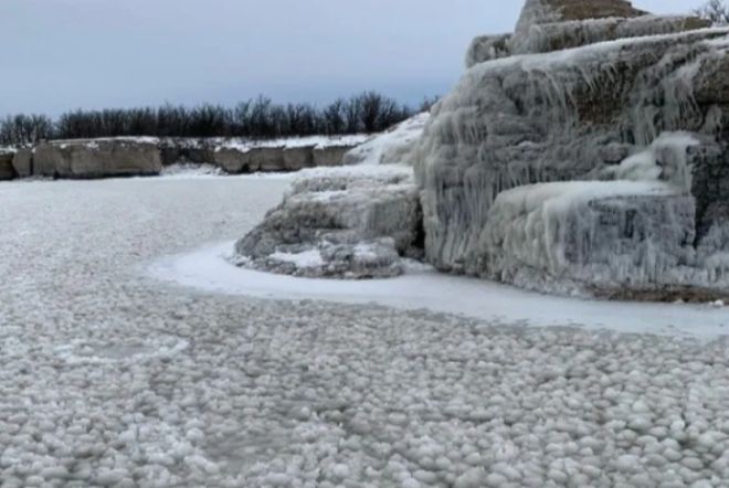 Канадское озеро Манитоба покрылось редкими ледяными шарами