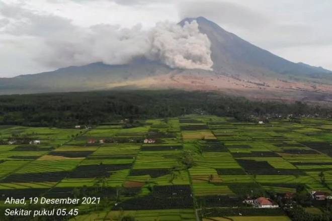 В Индонезии второй раз за месяц извергся вулкан Семеру