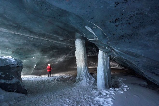 В Швейцарских Альпах открылась «Дьявольская дыра», к ней направился поток туристов