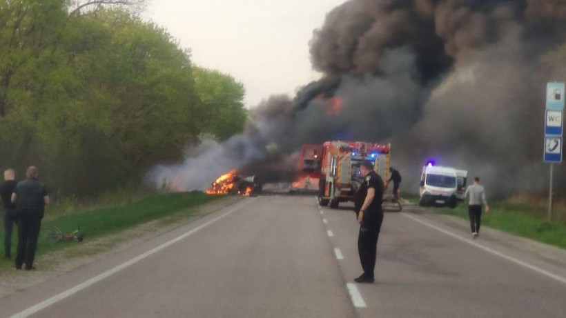 На Рівненщині зіткнулись автобус і бензовоз: 17 людей загинули