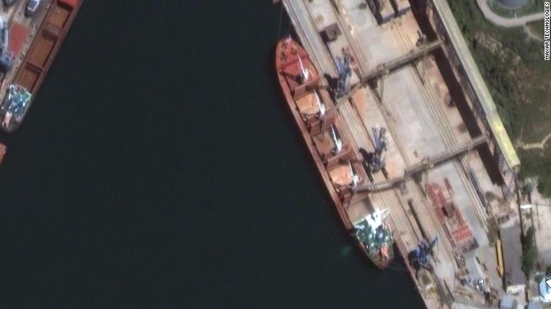Кражу видно из космоса: россия грузит украинское зерно на корабли в Крыму