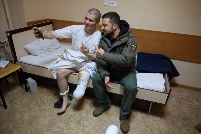 Зеленський відвідав госпіталь на Харківщині, де лікують поранених захисників (фото)