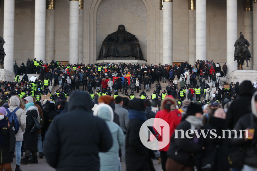 У столиці Монголії люди штурмують Палац уряду (відео)